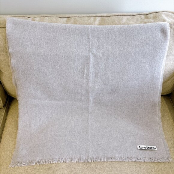 95% NEW ACNE STUDIO SCARF - Picture 8 of 9